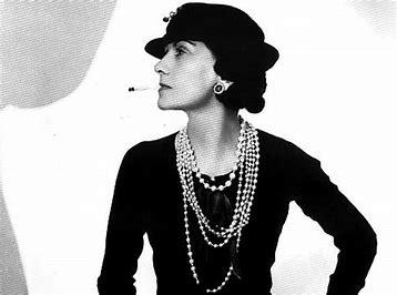 Imagem icônica da estilista francesa Coco Chanel 